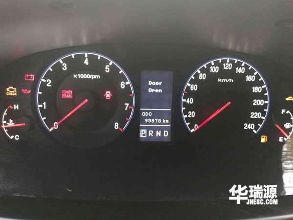 现代雅尊,进口中型车,时髦外形空间舒适