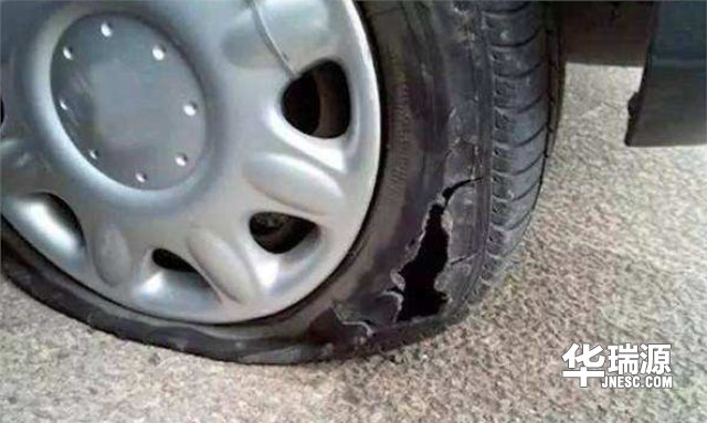 开车时必须要注意不是任何道路都能走，小心汽车轮胎爆胎