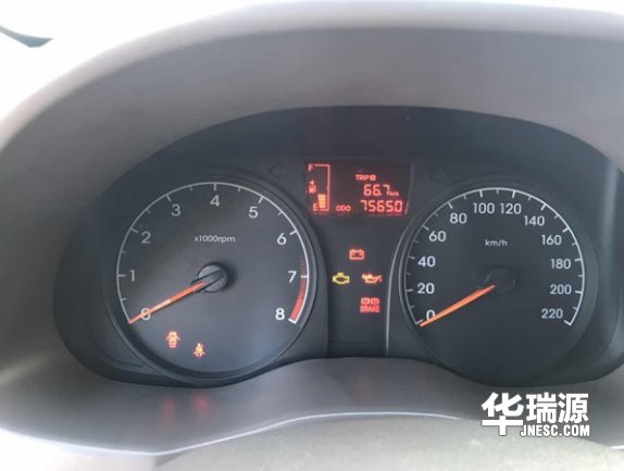 代步小车现代瑞纳,内饰整洁,整体车子的状况好