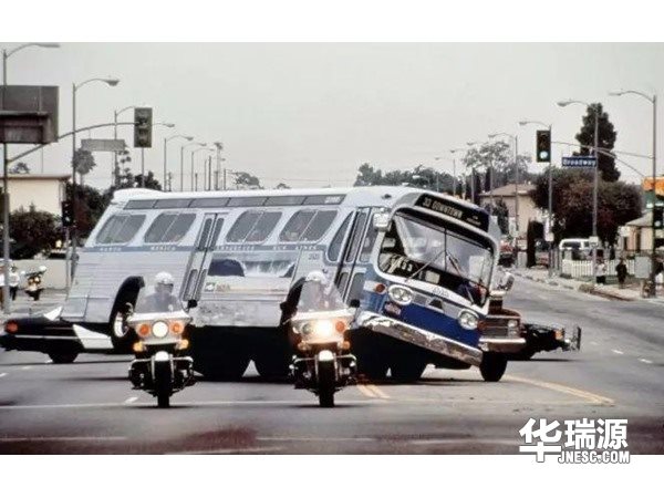 《生死时速》-看巴士车的凌空一跃