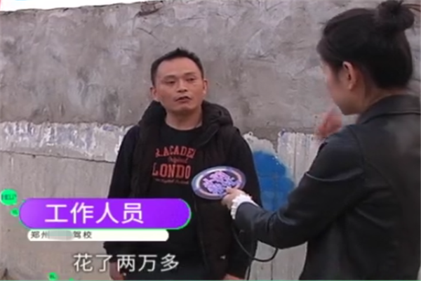 大姐练车:一脚油门将车撞报废,不只教练离职,驾校还赔钱!