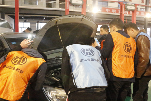 两兄弟学汽车维修:一个学成修宝马,一个只能路边补胎!