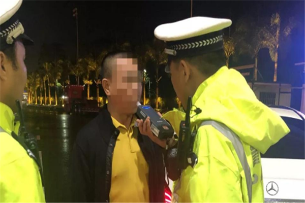 东莞老板开“8888”奔驰访友，刚到珠海就被刑事拘留！