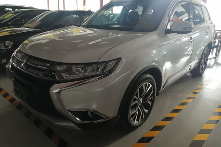 呼和浩特二手三菱欧蓝德 2018款 2.4L CVT 四驱 豪华版 7座
